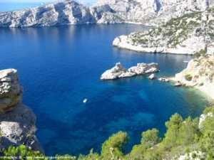 calanque des Pierres Tomb�es, le Torpilleur et entr�e des calanques de Sugiton et de Morgiou