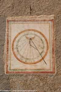 cadran solaire de l'église saint-antoine du désert de Maurin
