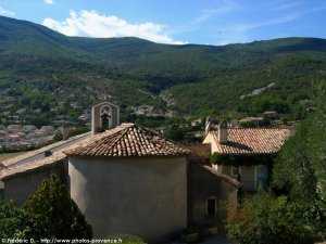 l'�glise de peipin face � la montagne de lure