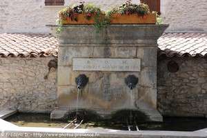 la fontaine du village de Revest-du-Bion