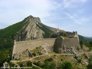 le rocher de la baume face à la citadelle de sisteron