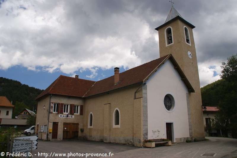 l'église et la mairie de Verdaches