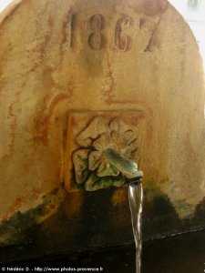 fontaine alimentant un lavoir de volx