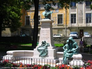 le jardin de l'archevêché avec le buste de Clovis Hugues