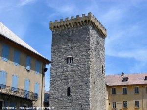 la tour brune d'embrun