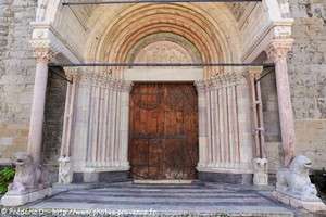 porche d'entrée de la cathédrale Notre-Dame du Réal d'Embrun