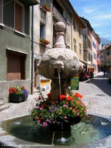 fontaine en marbre rose de guillestre