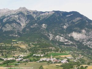 vue sur la commune d'eygliers depuis mont-dauphin