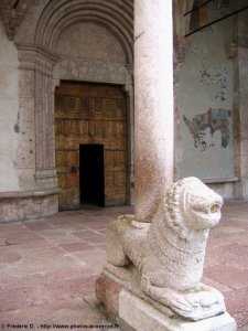 entr�e de l'�glise Notre-Dame d'Aquilon
