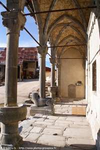 le porche de l'église Saint-Marcellin