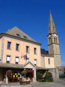 la mairie et l'église de saint-leger-les-melezes