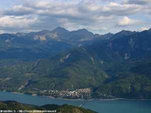 le pont du lac de serre-poncon et savines le lac