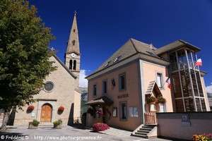 église et mairie de Saint-Léger les Mélèzes