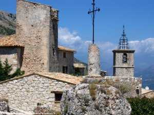 la tour restangulaire dominant le village de Bézaudun-les-Alpes et l'église