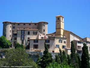 le château et l'église de carros