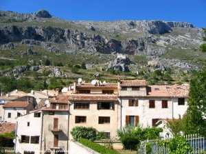 le village de Gr�oli�res domin� par la montagne du Cheiron