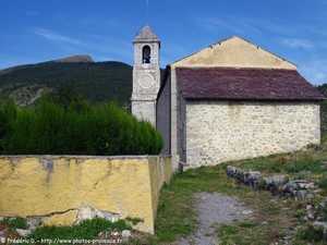 église d'ilonse dominée par le lauvet d'ilonse