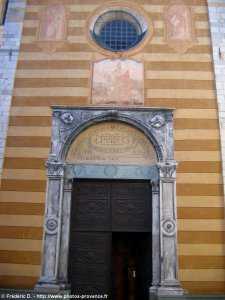 entr�e de la coll�giale saint-martin
