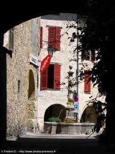 belle fontaine à colonne
