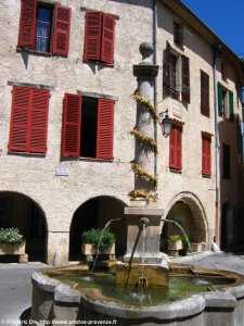 place à arcades de la fontaines