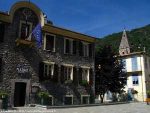 la place de la mairie de saint-sauveur-sur-tinée