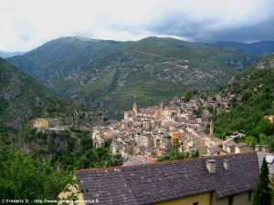 village de Saorge avec la vallée de la Haute-Roya en contrebas