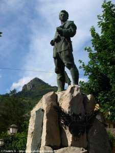 monument aux morts place de la mairie de Tende