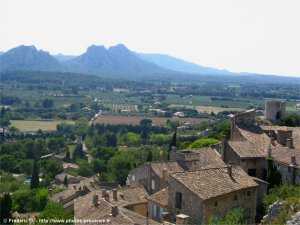 vue sur le massif des alpilles et le village d'eygali�res