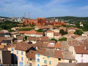 vue sur Gardanne avec au fond l'usine d'alumine