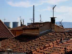 au-dessus des toits de Gardanne, la centrale de production d'�lectricit�