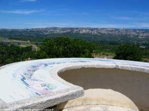 panorama sur la montagne du Luberon, avec table d'orientation au sommet du village de mallemort