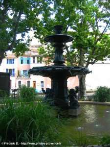 fontaine place de la Lib�ration � Martigues