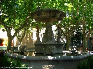 fontaine des quatre saisons au coeur du village de maussane-les-alpilles