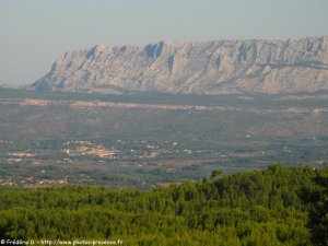 la Sainte-Victoire dominant la commune de Rousset