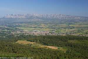 Trets et la montagne Sainte-Victoire