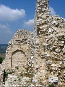vestiges du château de la reine Jeanne