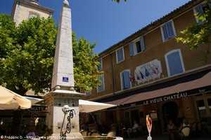 la place centrale d'aiguines