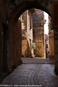 porte sarrasine � l'entr�e du vieux village d'Ampus