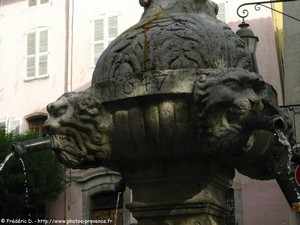 fontaine des deux places de cotignac
