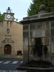 fontaine de la place anciennement alimentée par la source de la Douvelle et la mairie d'Entrecasteaux
