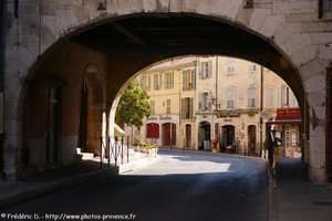 le porche de l'h�tel de ville de Fayence