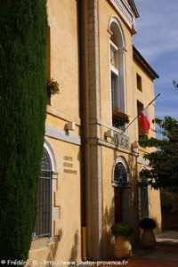 la mairie de Figani�res