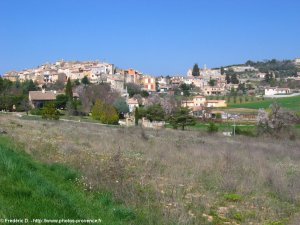 village de ginasservis perché sur un promontoire