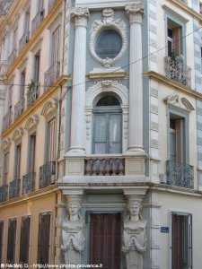en face de la porte fenouillet