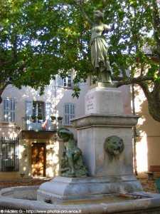 fontaine sur la place de néoules