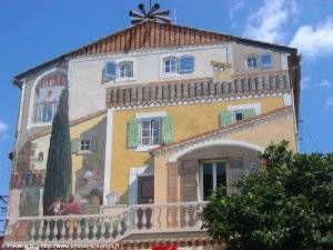 façade en trompe l'oeil de pîerrefeu-du-var