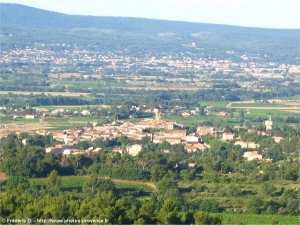 vue sur le village de Pourrières avec au fond la ville de Trets