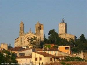 village de rians dominé par l'église notre-dame de nazareth et la tour de l'horloge