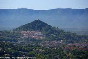 Vidauban domin�e par la chapelle Sainte-Brigitte