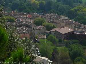 vue de Villecroze sur la route de Tourtour